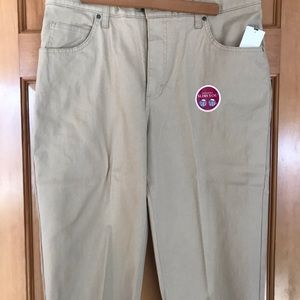 NWT Women’s Riders by Lee Cropped Pants